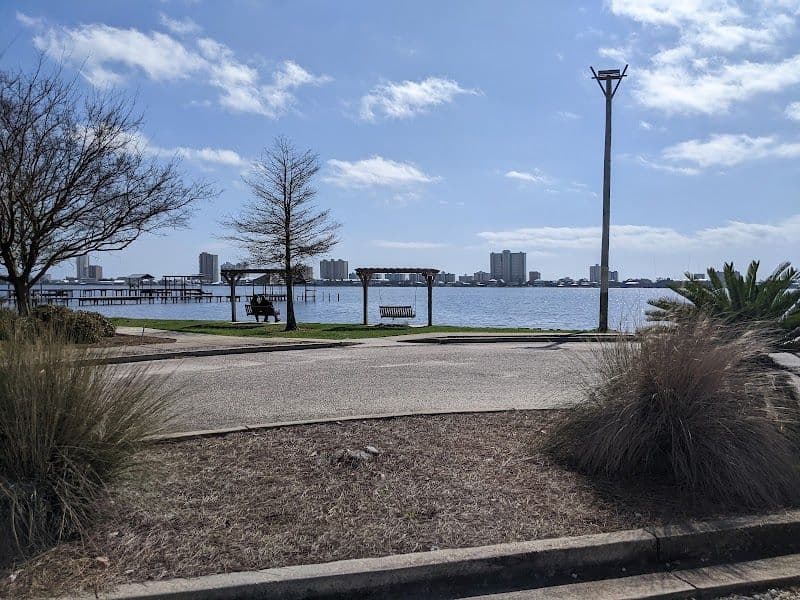 Parking near Mo's Landing Park